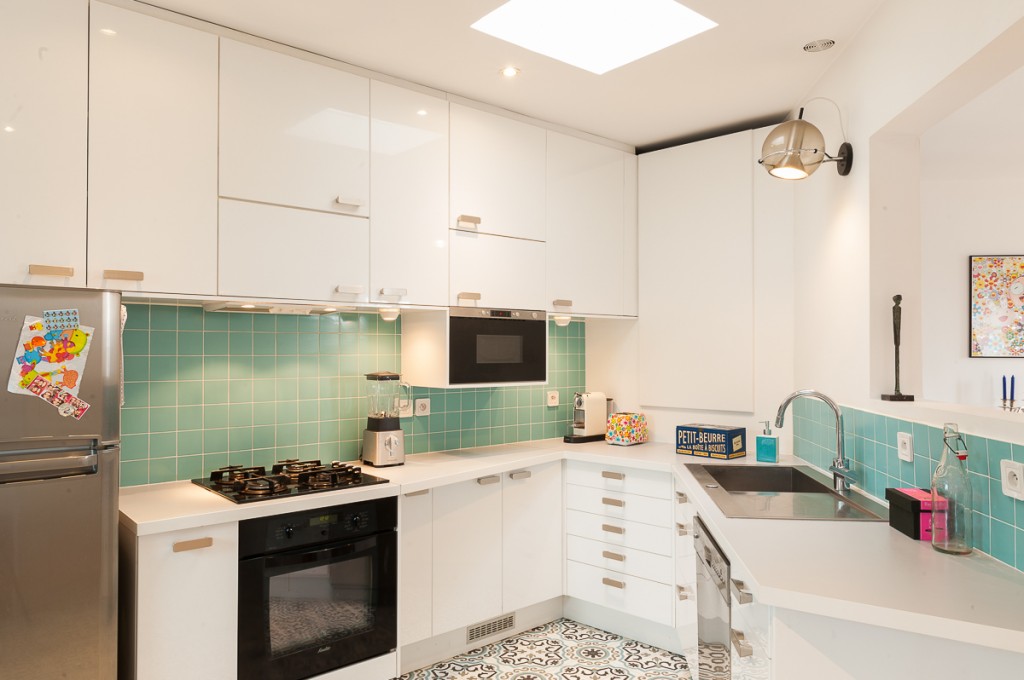 cuisine moderne blanche et bleu, carreaux ciment, décoration, maéma architectes,paris