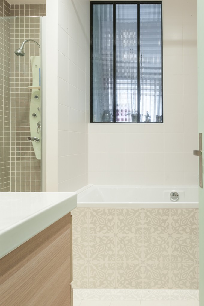 salle de bain, baignoire, verrière intérieure, carreaux ciment, rénovation, maéma architectes, paris