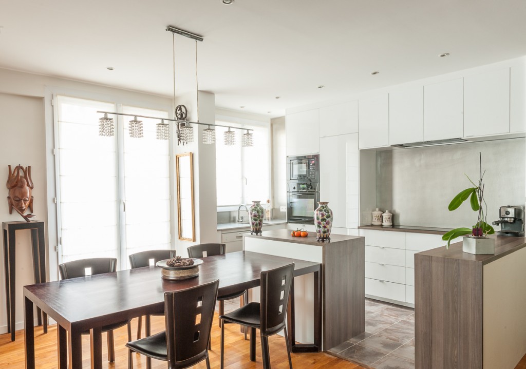 cuisine, crédence inox, blanc, salle à manger, chine, armoire, mur peint de couleur, maéma architecte, décoration, rénovation