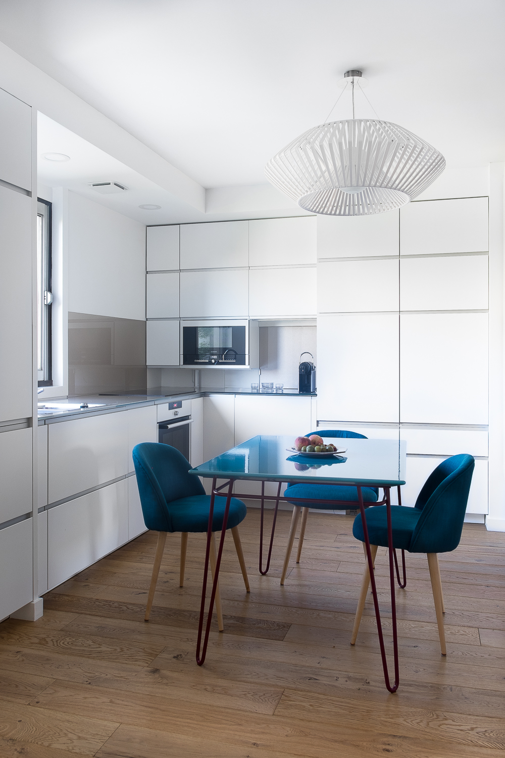 appartement, décoration, bleu, tapisserie, architecte, maéma, nicolas aubert-Maguéro, Rachel Marcus, cuisine, minimaliste