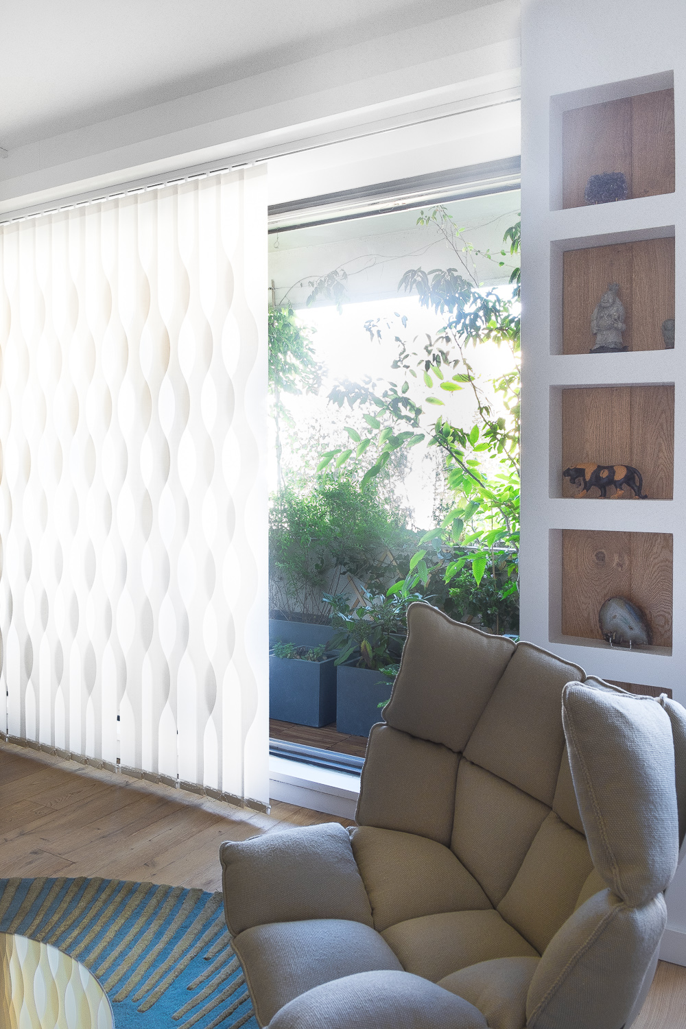 appartement, décoration, bleu, tapisserie, architecte, maéma, nicolas aubert-Maguéro, Rachel Marcus, b&b italia, balcon, niche