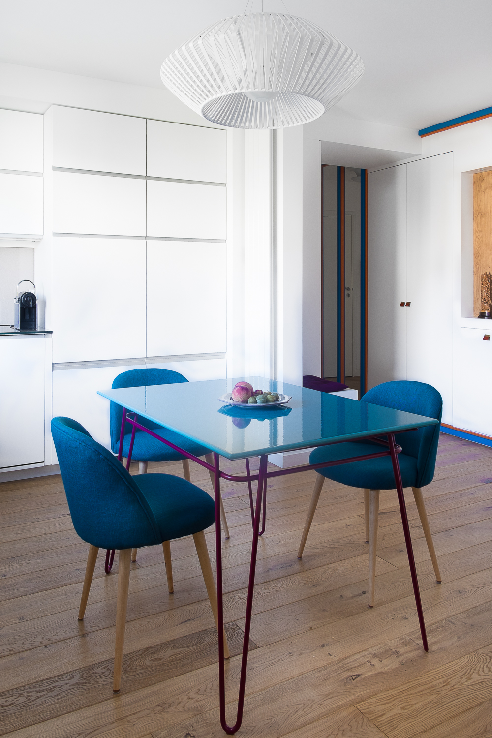 appartement, décoration, bleu, tapisserie, architecte, maéma, nicolas aubert-Maguéro, Rachel Marcus, table, cuisine, lave émaillée