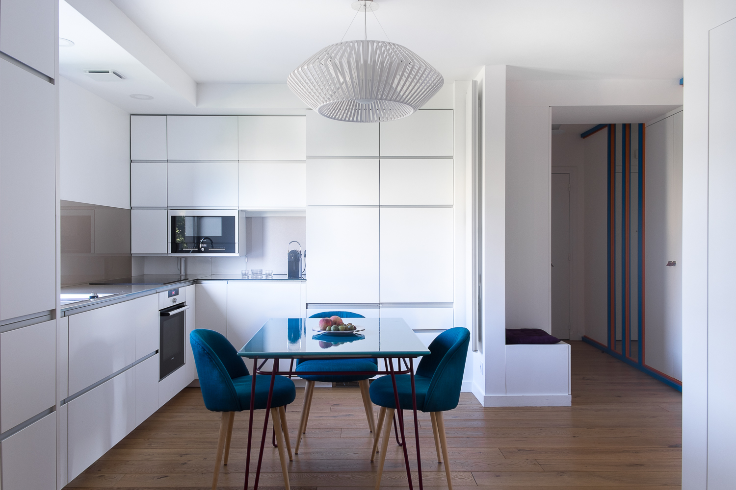 appartement, décoration, bleu, tapisserie, architecte, maéma, nicolas aubert-Maguéro, Rachel Marcus,cuisine, minimaliste, lave émaillée