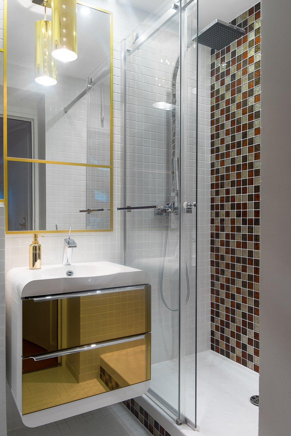 appartement, décoration, bleu, tapisserie, architecte, maéma, nicolas aubert-Maguéro, Rachel Marcus, salle de bain, douche, mosaique