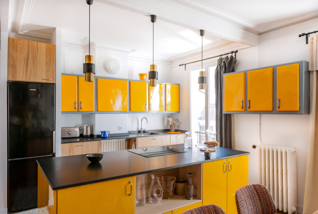 cuisine-noir-jaune-ouverte-fontaine