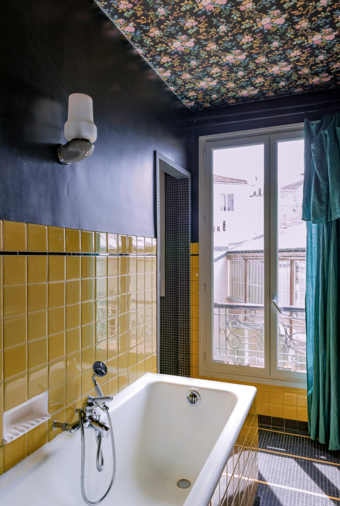 salle de bain-jaune-papier peint-paris-fontaine
