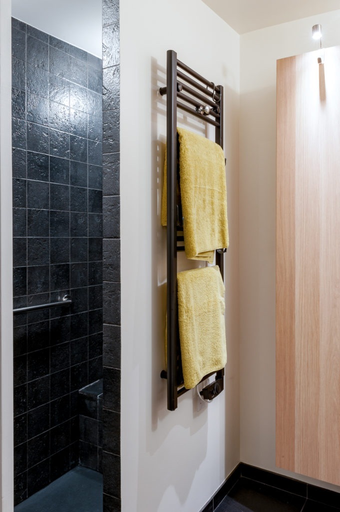 douche-studio-noir-italienne-chemin