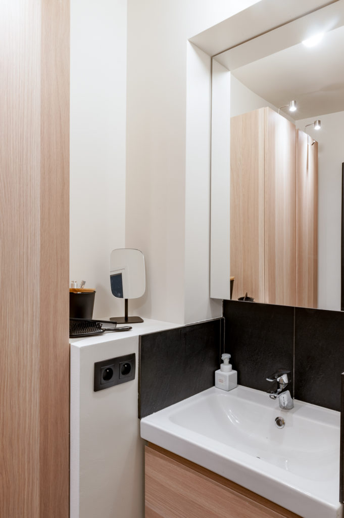 salle de bain-studio-noir-bois-chemin