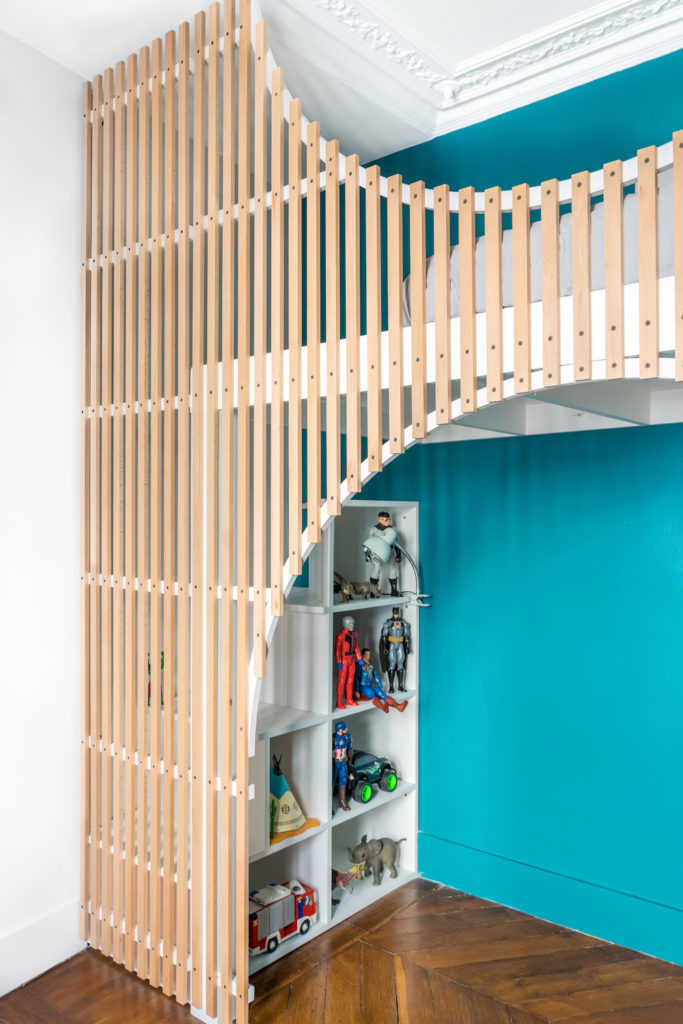 cabane-escalier-enfant-porte-bois