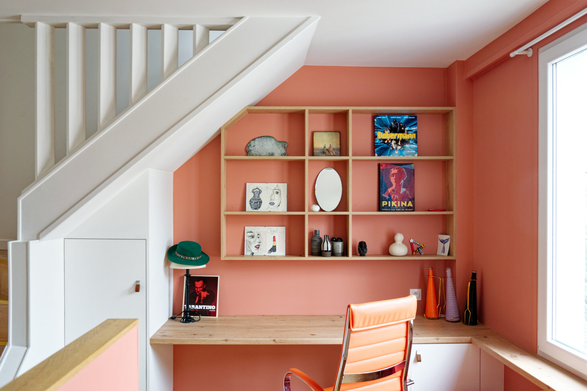 bureau-sous-escalier-colore-bibliotheque