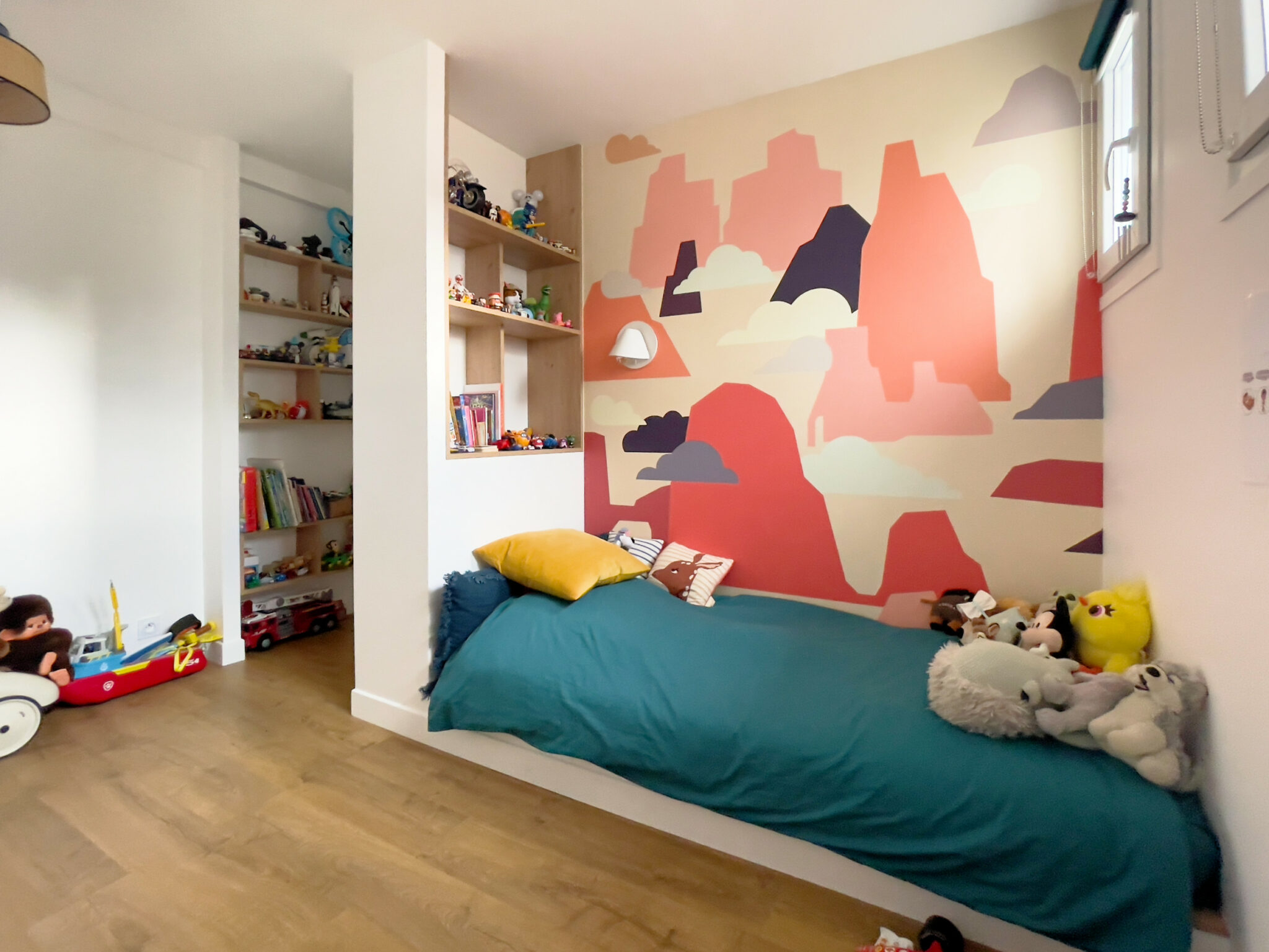 chambre-enfant-papier-peint-bibliotheque-idee-agencement