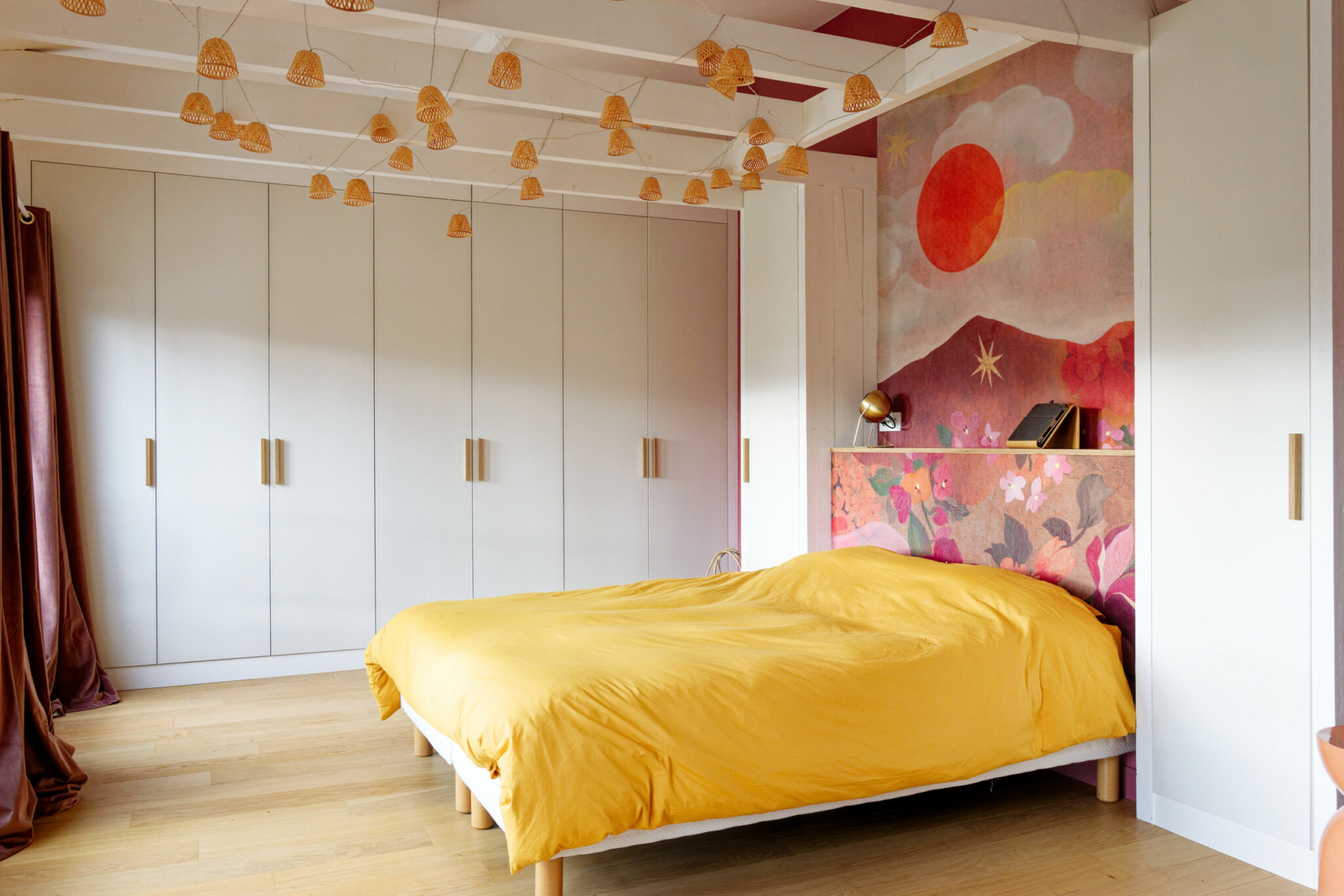 chambre-papier-peint-jaune-guirlande