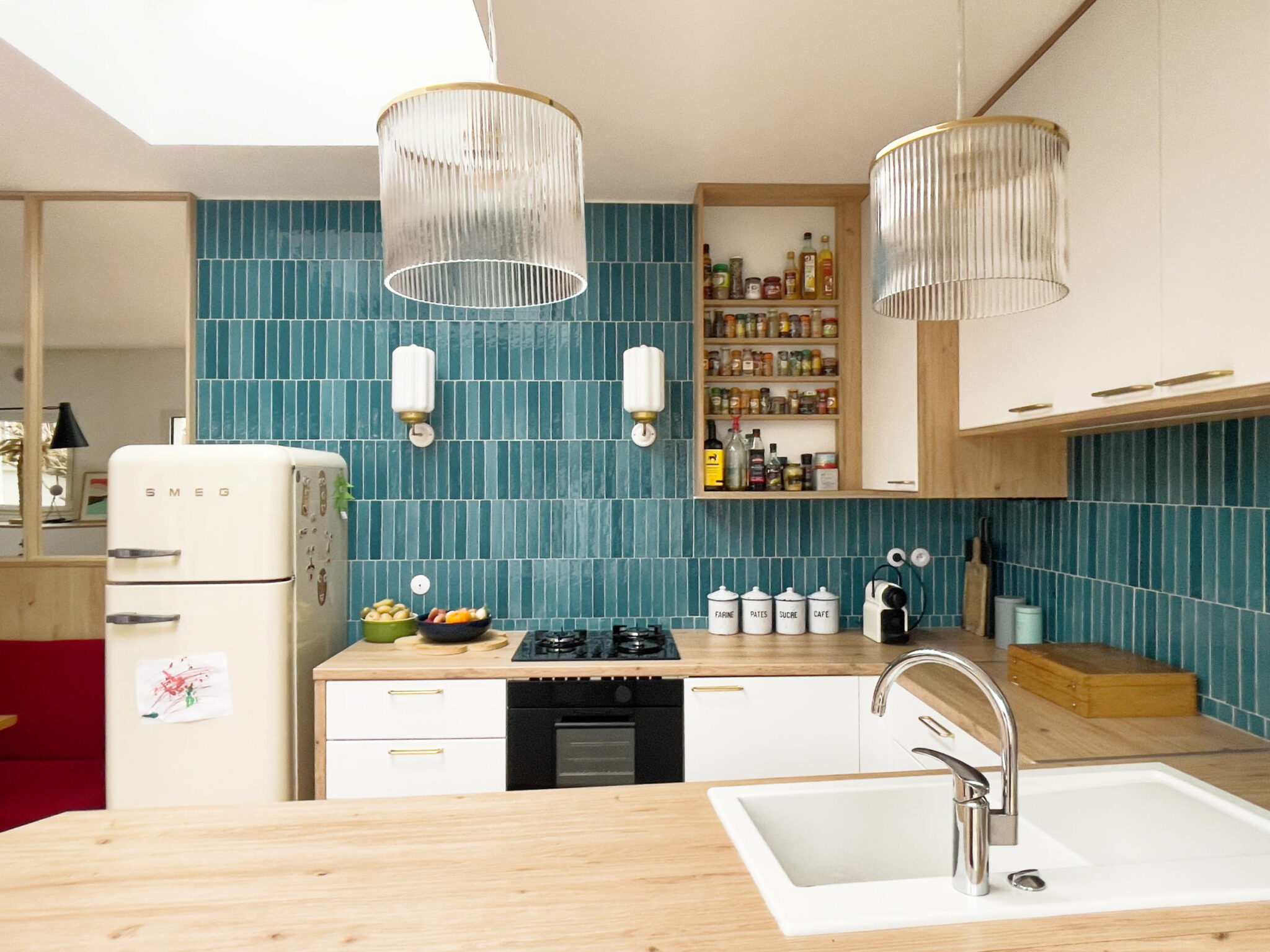 cuisine-original-deco-bleu-colore-bois-blanc-bagnole