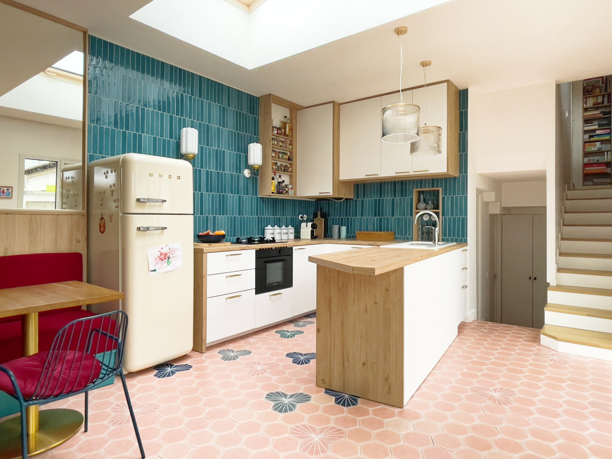 cuisine-ouverte-colore-carrelage-rose-miroir