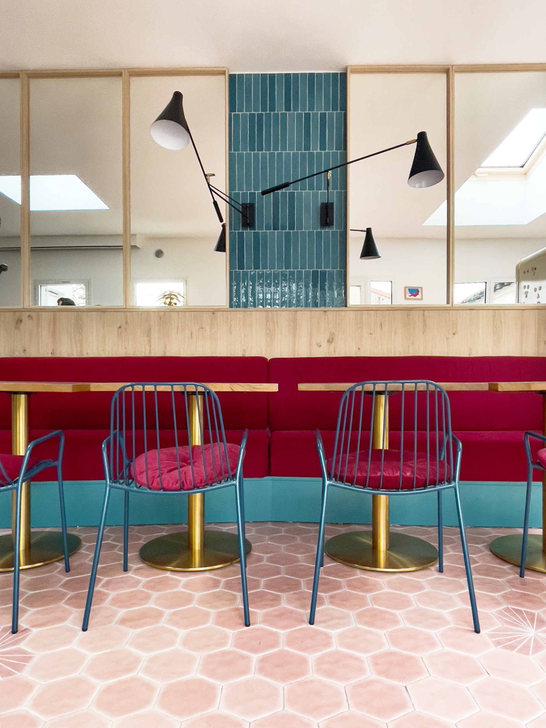 salle-a-manger-bistrot-colore-miroir-luimiere-deco
