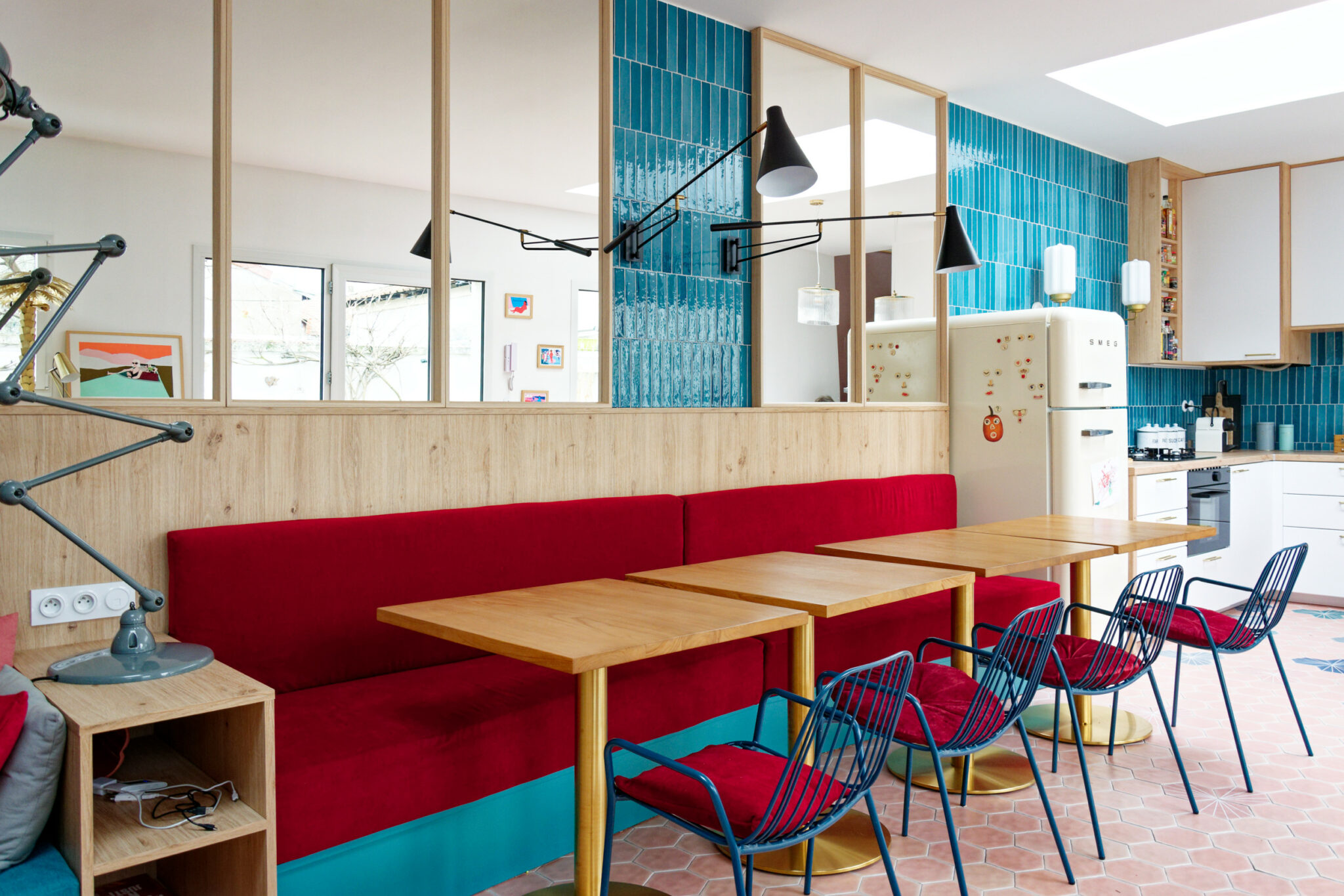 salle-a-manger-bistrot-maison-colore-lumiere-miroir