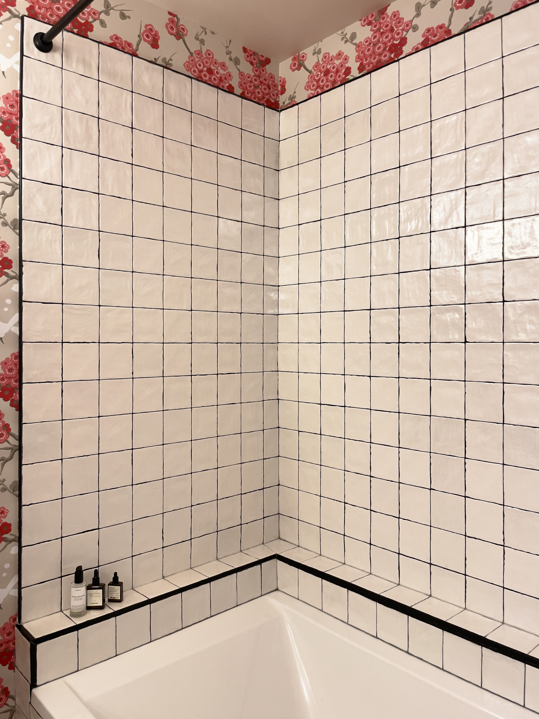 salle-de-bain-carrelage-blanc-noir-papier-peint