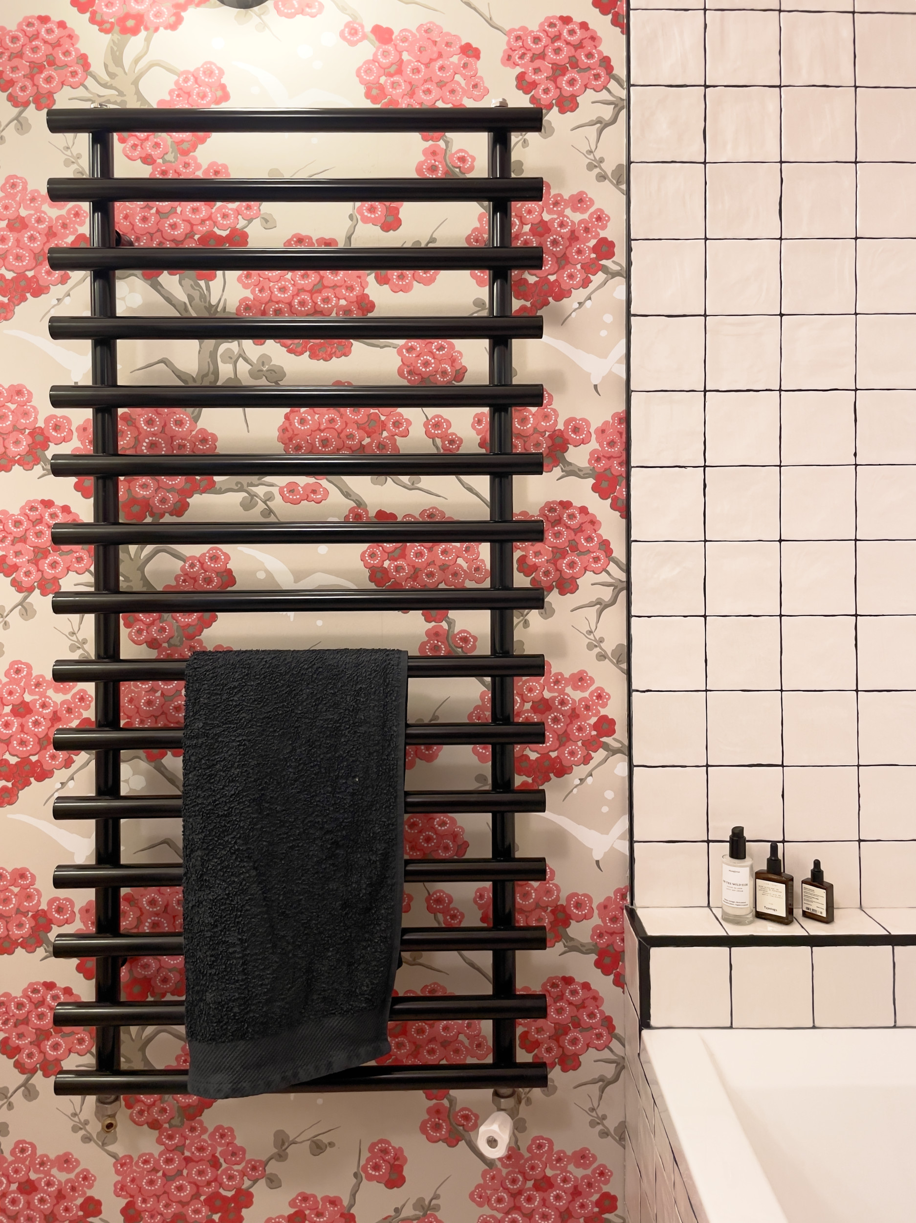 salle-de-bain-carrelage-blanc-noir-rose