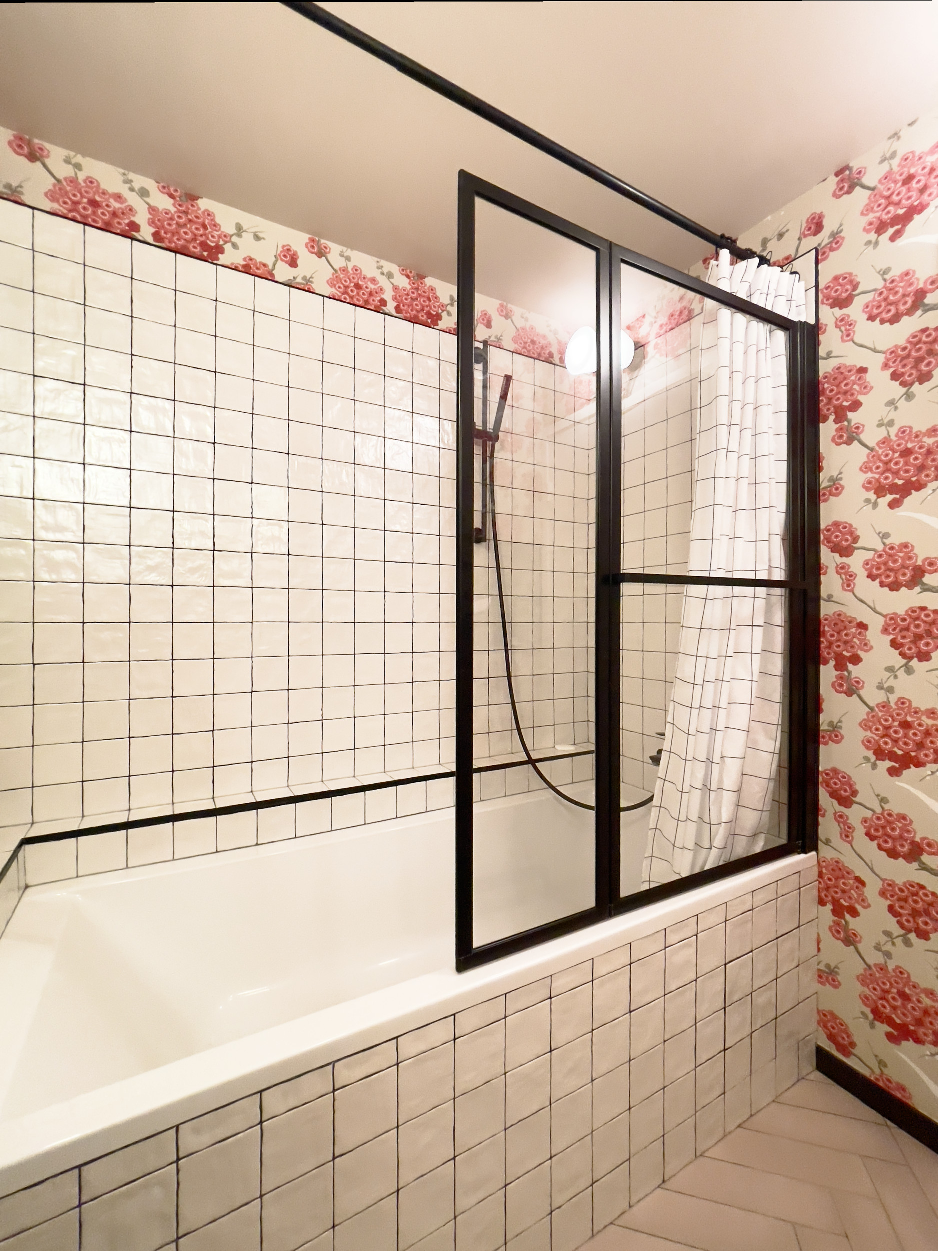 salle-de-bain-carrelage-blanc-noir-rose-papier-pein