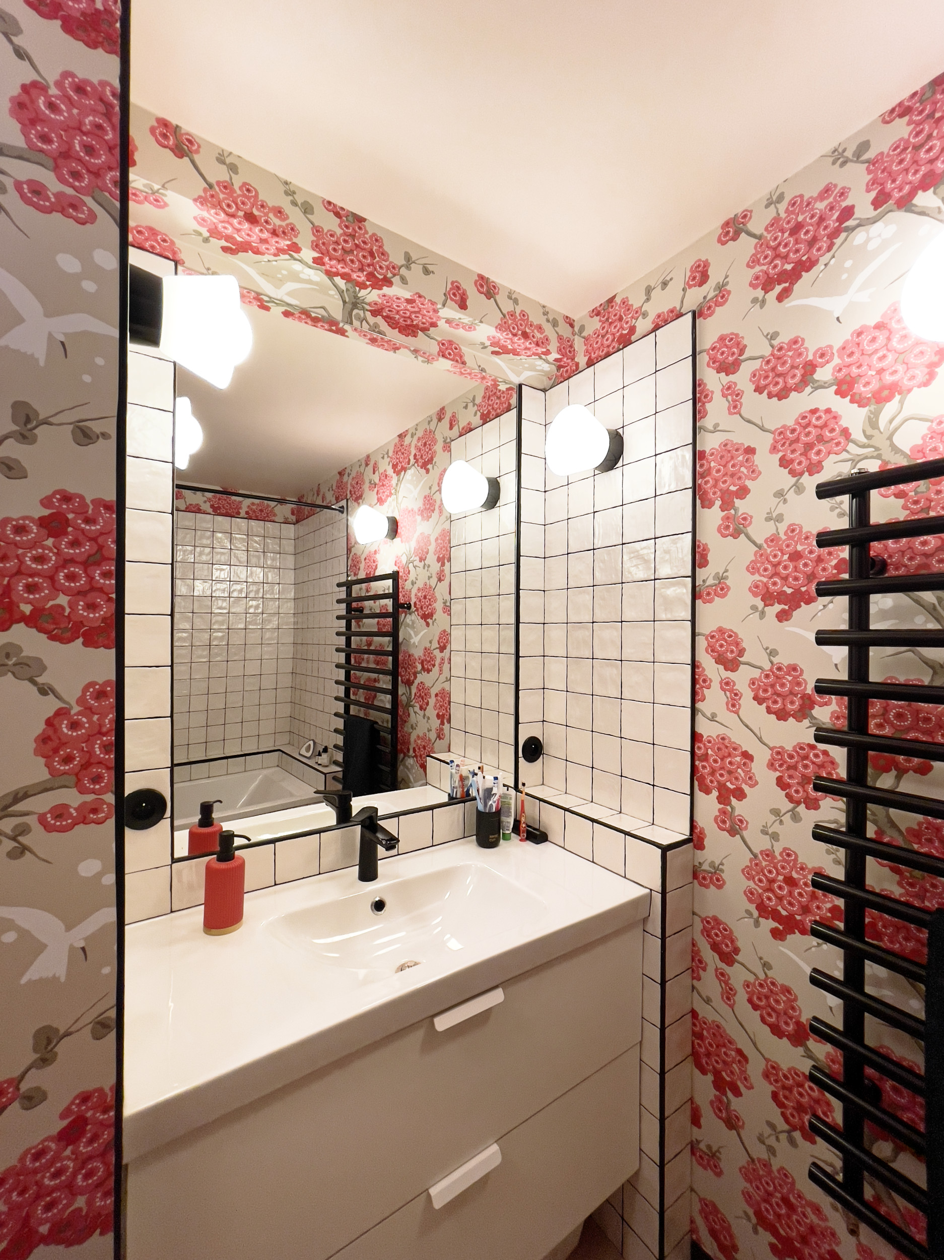 salle-de-bain-carrelage-blanc-papier-rose-noir-colore