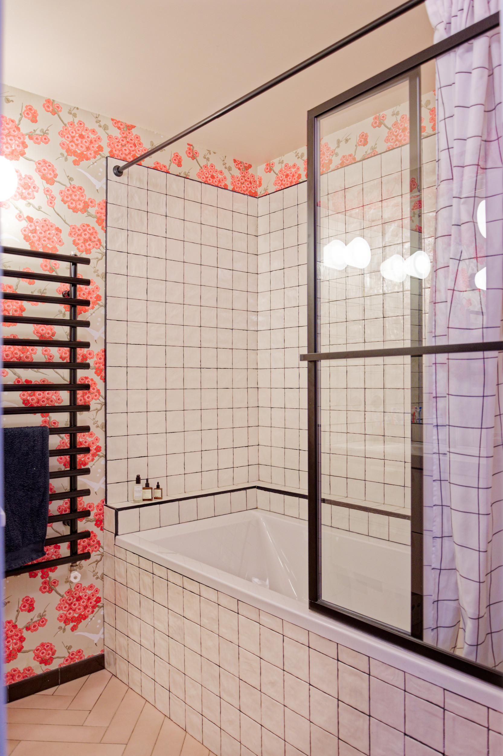 salle-de-bain-colore-rose-papier-peint