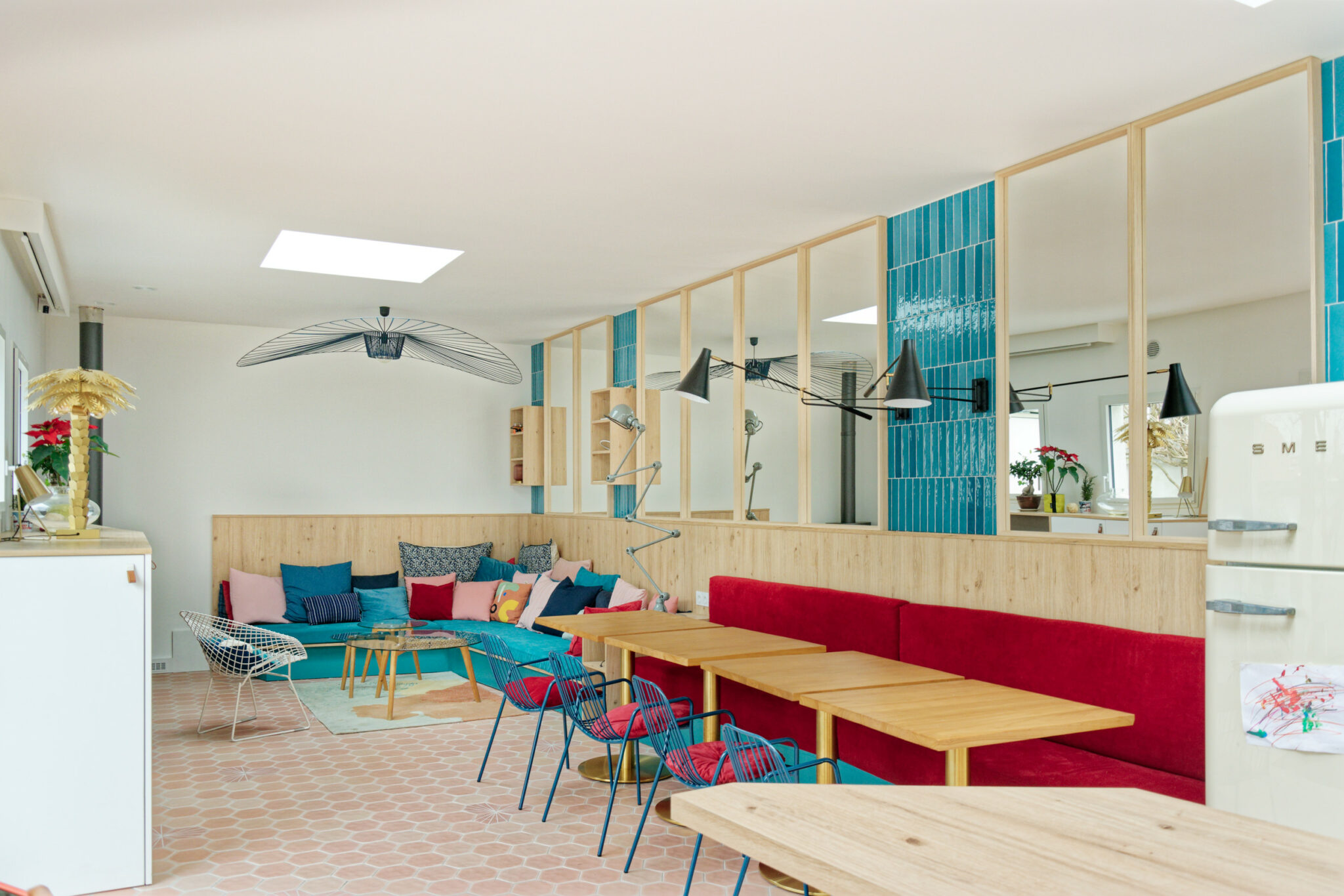 salon-salle-a-manger-bistrot-colore-miroir-lumiere