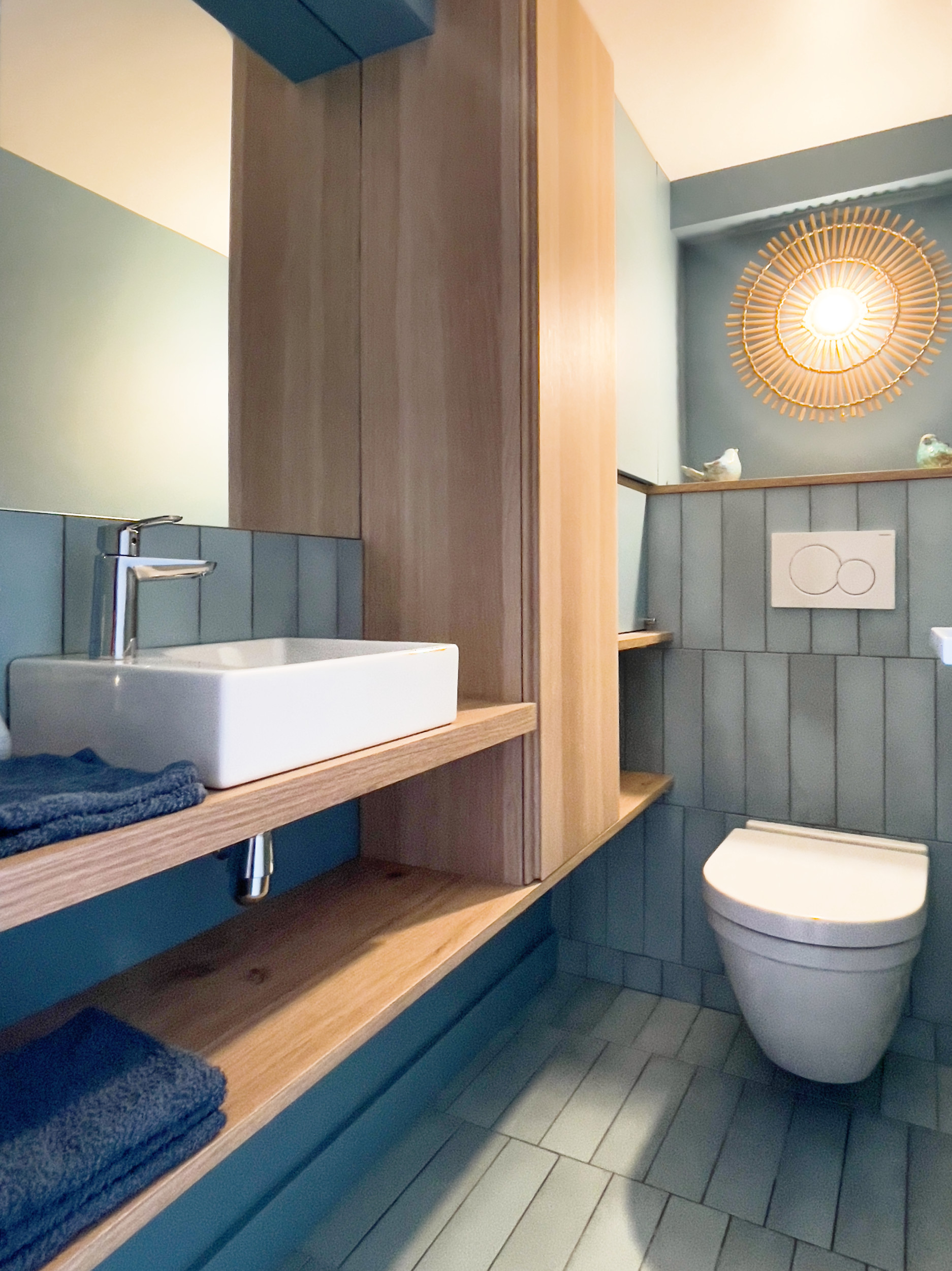 wc-deco-bleu-lavabo-bois-miroir