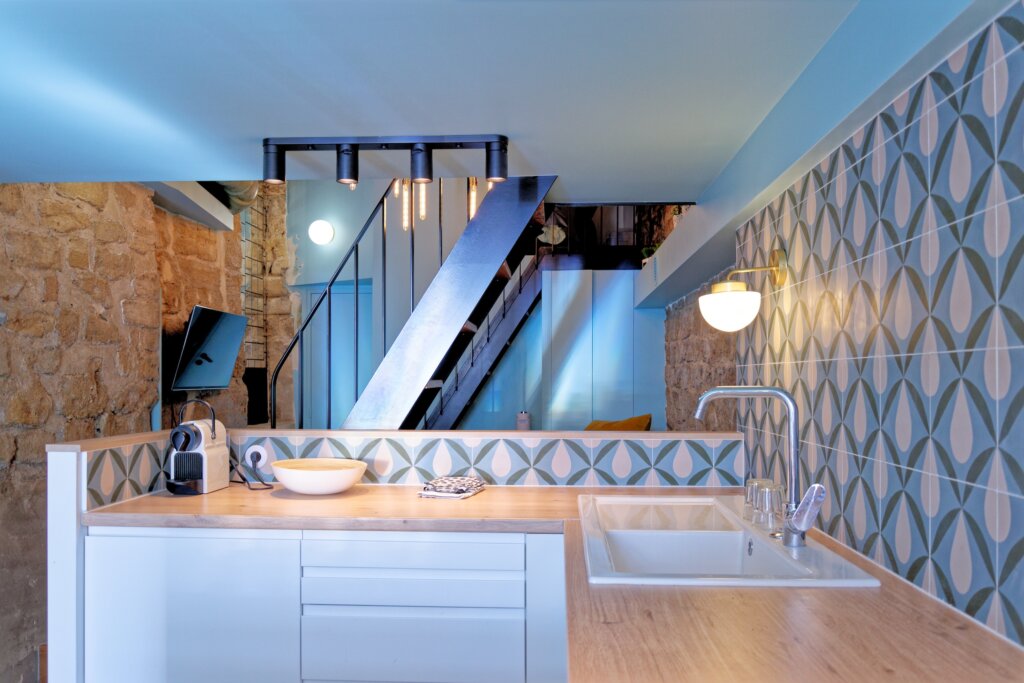 cuisine-ouverte-bleu-escalier metal-agencement-renovation appartement-paris-18-gabrielle