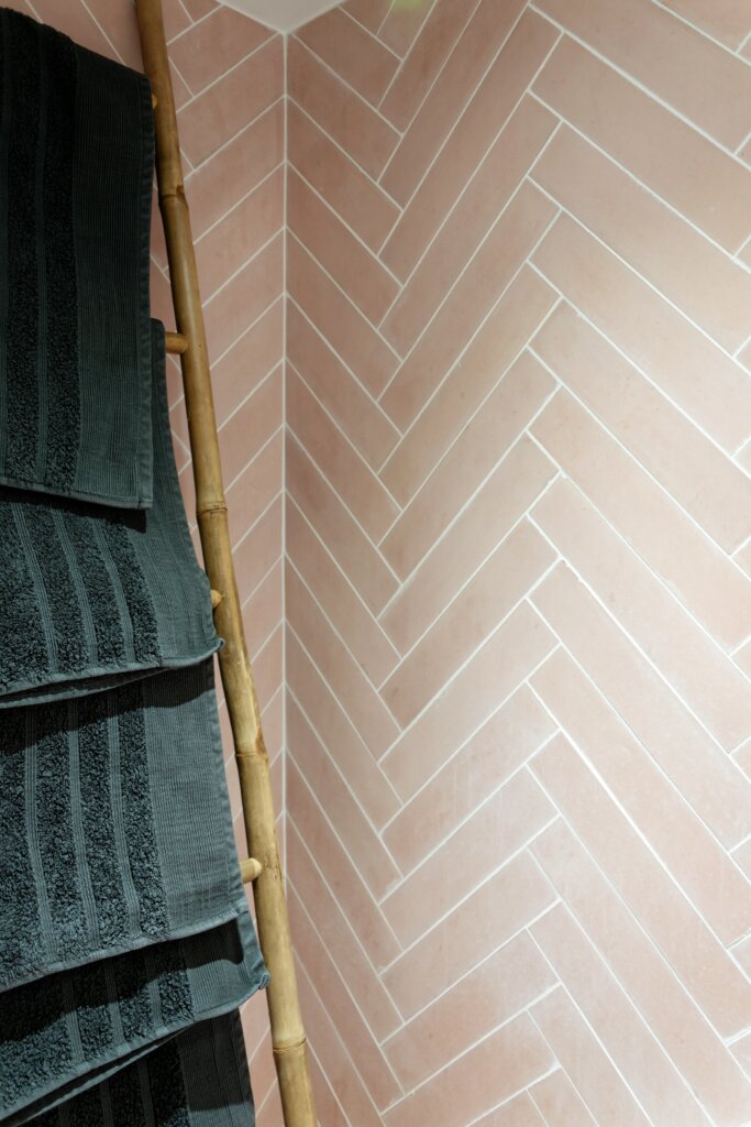 detail deco-douche-carrelage-rose-renovation-paris-Gabrielle