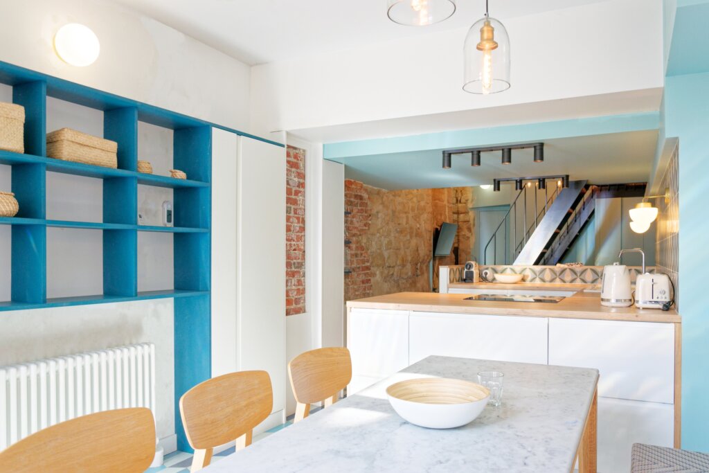 salle à manger-cuisine ouverte-brique-bleu-grande table-renovation-paris-18-gabrielle