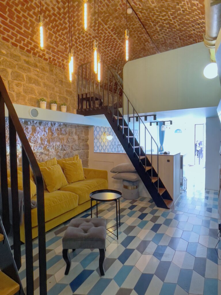 salon-mezzanine-chambre-sous voute-renovation-appartement-paris-gabrielle